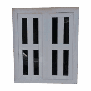 Ventana de dos hojas abatibles fabricada en aluminio blanco con diseño decorativo de franjas verticales en vidrio oscuro. Su estilo contemporáneo proporciona una excelente ventilación y entrada de luz controlada, ideal para espacios residenciales como cocinas, baños o habitaciones con estética moderna.
