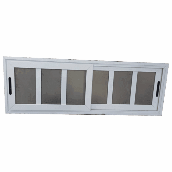 Ventana corrediza de aluminio blanco con diseño tipo colonial de 6 paneles verticales de vidrio esmerilado. Su estilo clásico ofrece un equilibrio perfecto entre ventilación, privacidad y estética. Ideal para salas, cocinas o fachadas que buscan un toque decorativo sin sacrificar funcionalidad.
