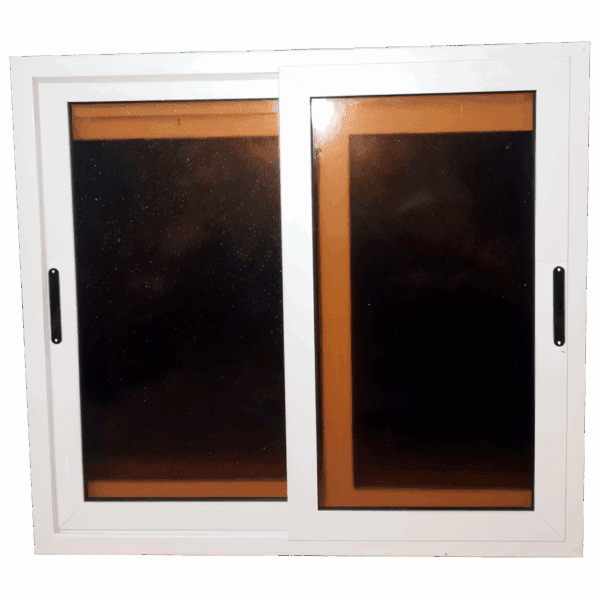 Ventana corrediza de gran formato, con marco metálico blanco y vidrio oscuro para mayor privacidad y control de luz. Su diseño de dos hojas deslizables permite una ventilación eficiente y es ideal para salas, dormitorios o fachadas modernas. Perfecta para equilibrar funcionalidad y estilo.
