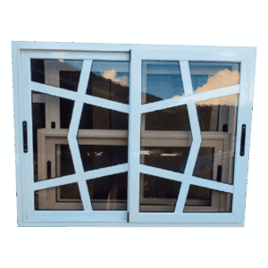 Ventana corrediza blanca de aluminio con vidrio ahumado y diseño moderno de líneas irregulares. Aporta estilo y personalidad a cualquier espacio. Ideal para fachadas, salas o cocinas con un toque contemporáneo.