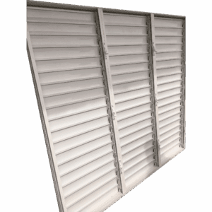 Ventana abatible compuesta por tres paneles de persianas ajustables. Ideal para mantener la ventilación y controlar la entrada de luz sin comprometer la privacidad. Fabricada en aluminio resistente, perfecta para interiores o exteriores.