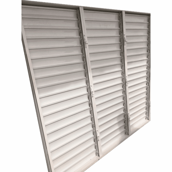 Ventana abatible compuesta por tres paneles de persianas ajustables. Ideal para mantener la ventilación y controlar la entrada de luz sin comprometer la privacidad. Fabricada en aluminio resistente, perfecta para interiores o exteriores.