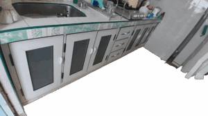 Bajo meseta de puertas de aluminio y cristal con gavetero