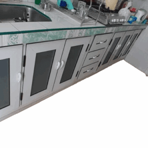 Bajo meseta de puertas de aluminio y cristal con gavetero